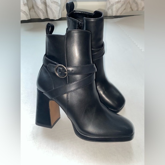 WOMEN'S BLACK KENSIE AXEL HEELED BOOTIES SIZE 6.5 DRESSY STAPLE BUCKLE DETAIL - Picture 1 of 9